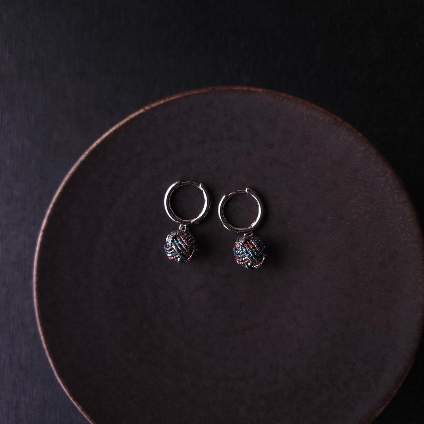 Huggie Drop-Chromatic Rainbow