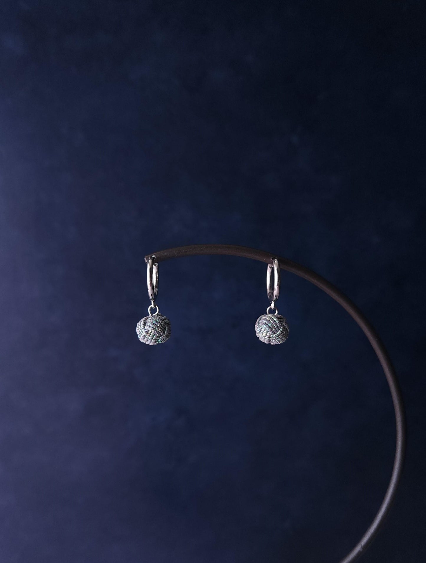 Huggie drop - Iridescent Gray