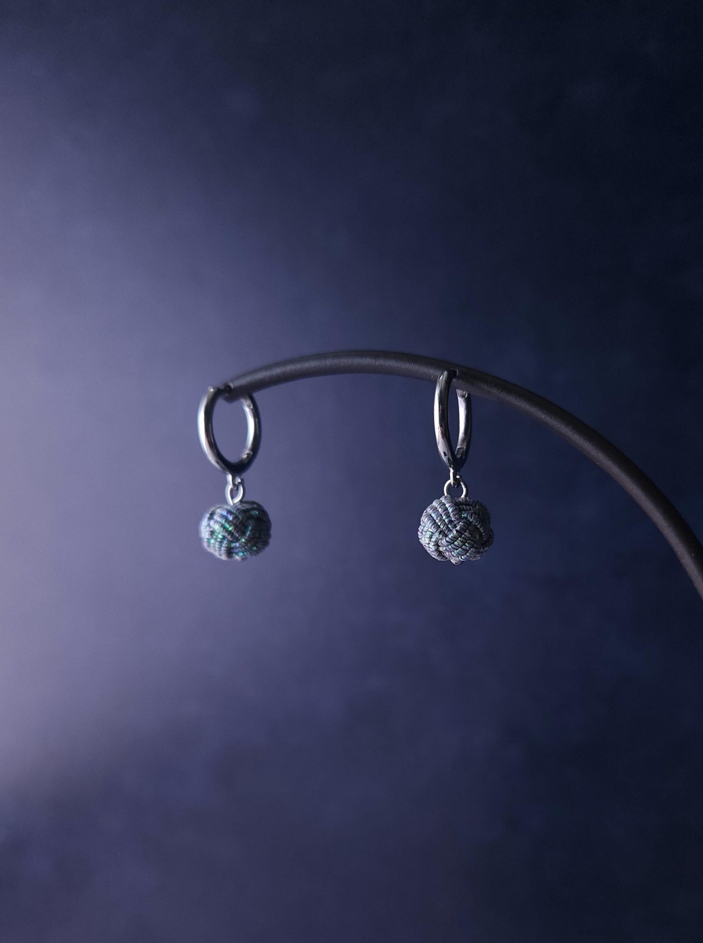 Huggie drop - Iridescent Gray